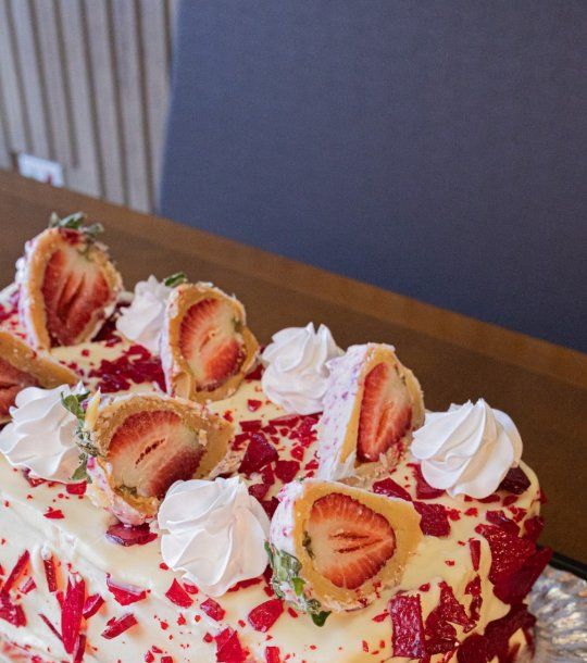 Bolo decorado com morangos e chantilly