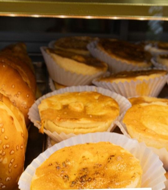 Vitrine com tortinhas e pães